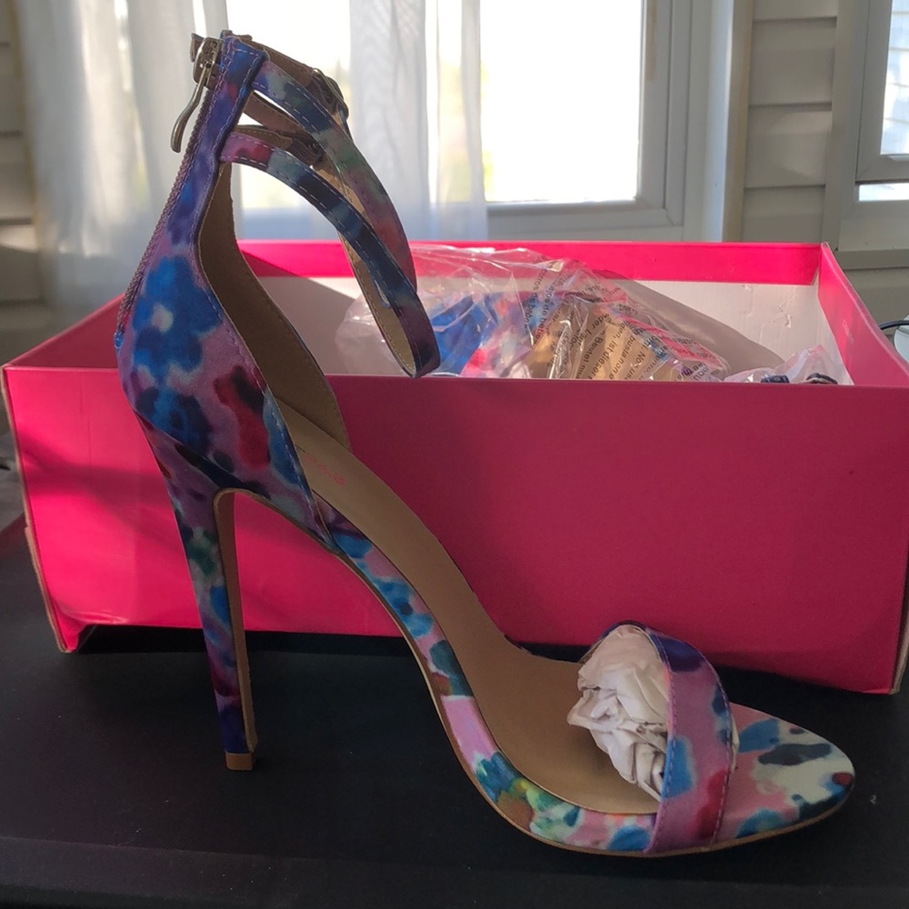 Just Fab Rochelle 8 1/2 Blue Floral Never Worn